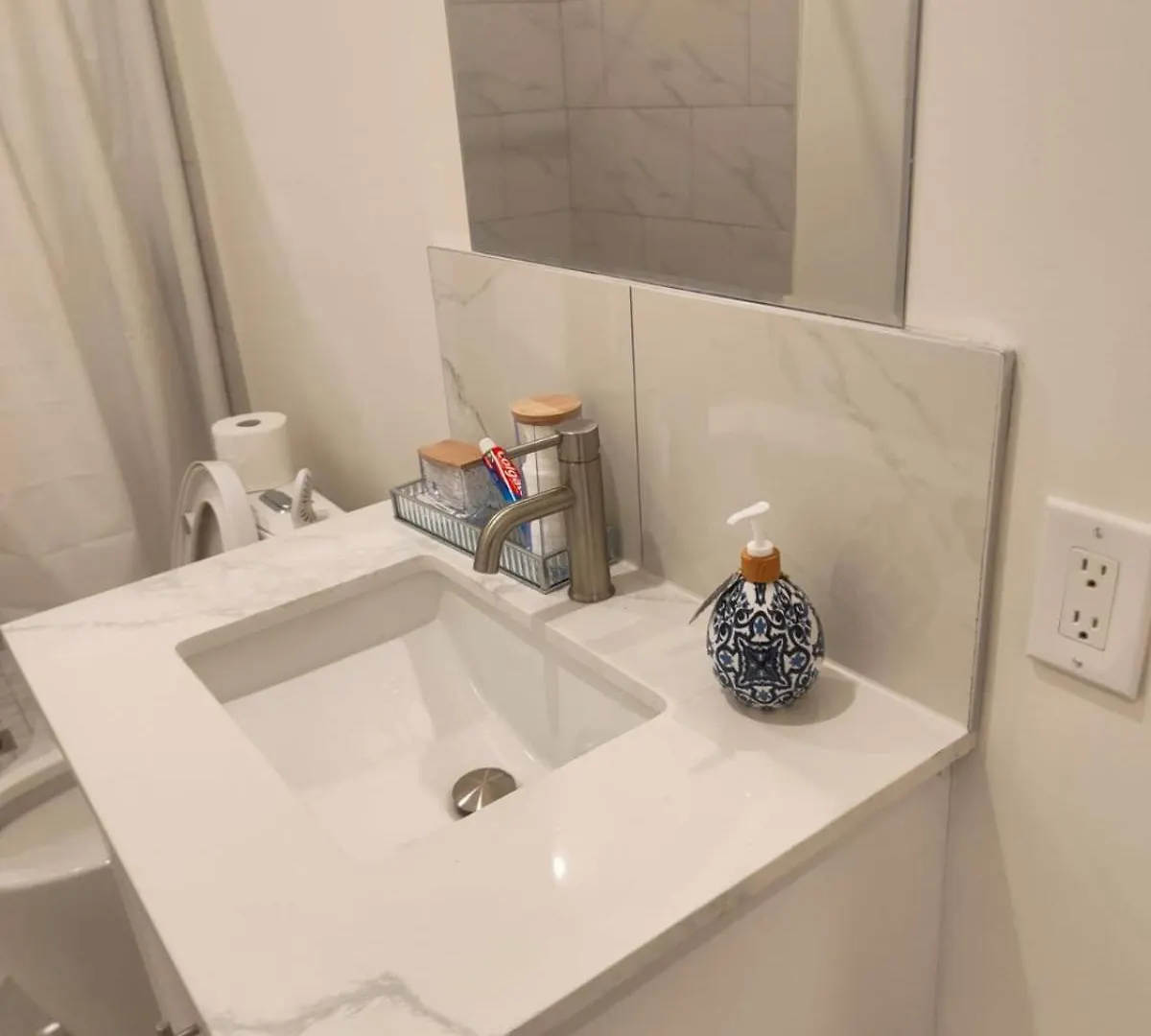 Проживание в семье Toronto Budget Central Stay